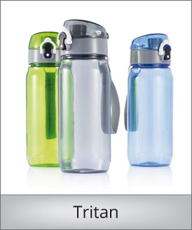 Tritan flaske med aflåselig hætte og tryk funktion. Flasken har en bærerem.